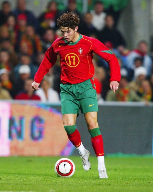 22 năm hóa thạch sống! Ronaldo đã xuất hiện lần đầu tiên ở Bồ Đào Nha vào tháng 8 năm 2003 và đã chơ